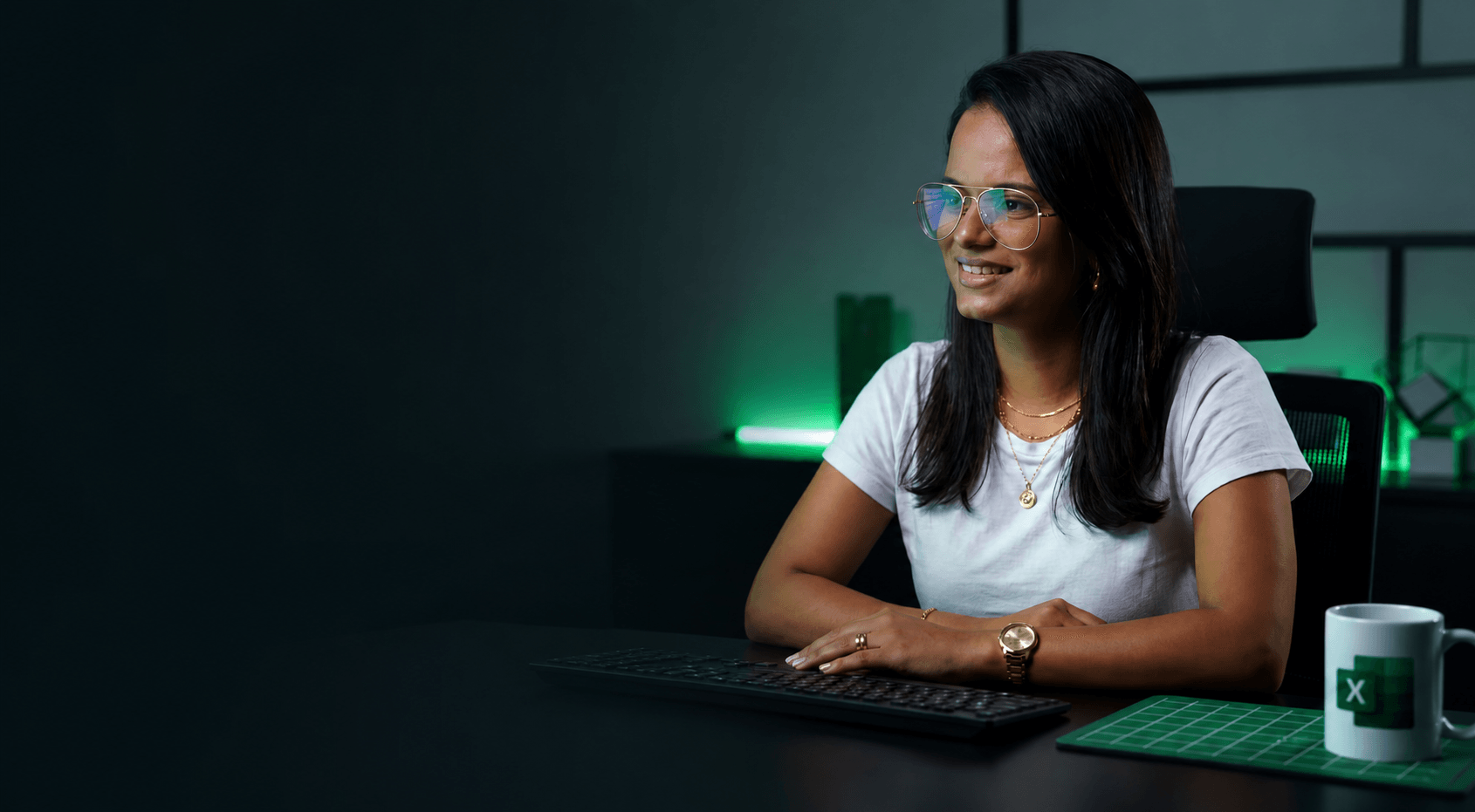 Aluna estudando Excel em frente ao computador