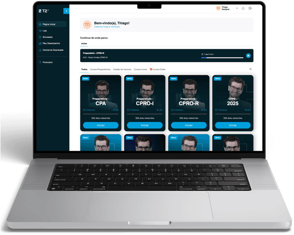 Plataforma da T2 Educação aberta num notebook, com os preparatórios CPA, CPRO-R, CPRO-I e CFP®.
