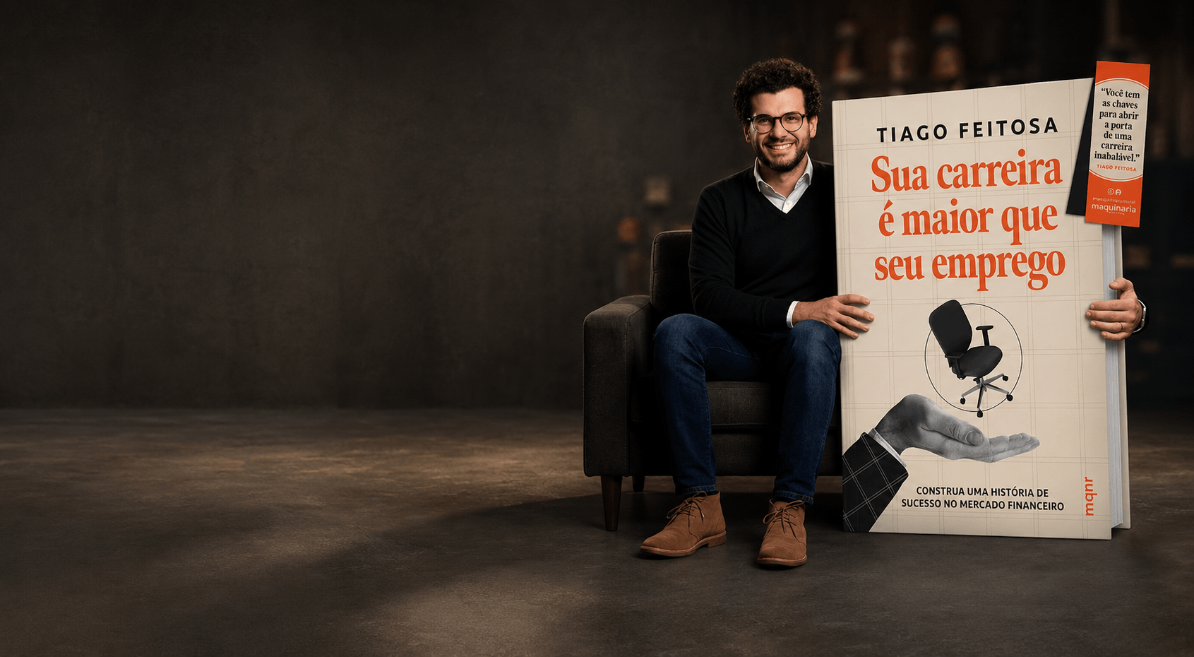 Tiago Feitosa segurando o livro Sua carreira é maior que seu emprego